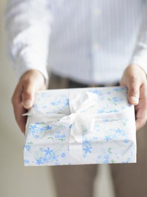 グレーのカラコンはクールな印象の瞳に